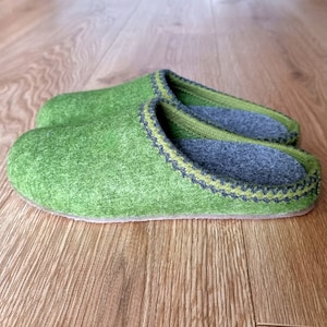 Ladies Handmade Slippers, Felt Slip-on women's slippers,Comfy warm green slippers, arch support mule, Breathable Handcrafted Slippers