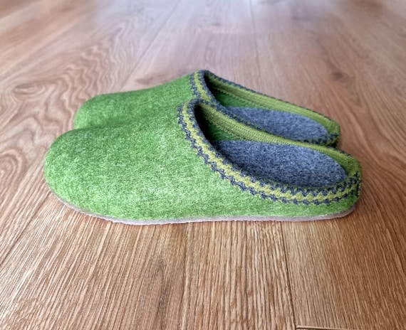 Ladies Handmade Slippers, Felt Slip-on women's slippers,Comfy warm green slippers, arch support mule, Breathable Handcrafted Slippers