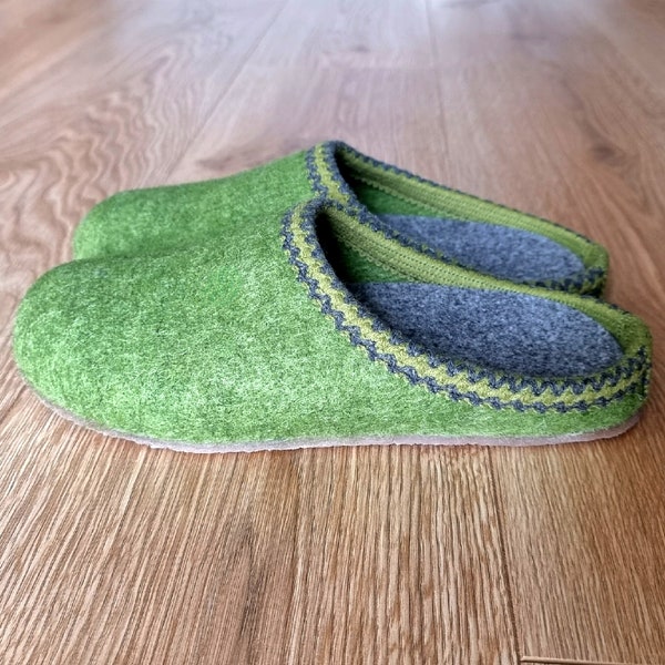 Pantoufles faites main pour femmes, chaussons pour femmes sans lacet en feutre, chaussons verts chauds confortables, mules de soutien de la voûte plantaire, chaussons respirants fabriqués à la main