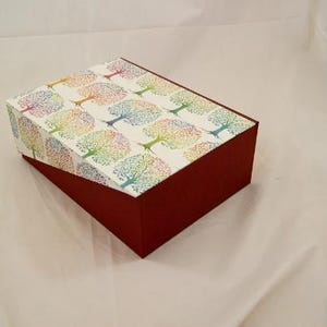 Decoratieve opbergdoos met deksel, in verschillende maten, aanpasbaar BOMEN KLEURRIJK