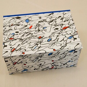 caja con tapa abatible; personalizable; VOLUTA