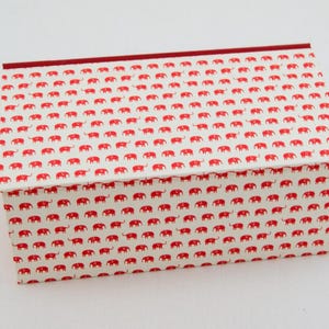 caja con tapa abatible; personalizable; ELEFANTES ROJOS