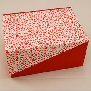 Decoratieve opbergdoos met deksel, in verschillende maten, personaliseerbaar STERREN ROOD