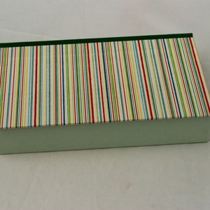 Caja de almacenamiento personalizada con tapa abatible en muchos tamaños RAYAS