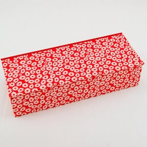 caja con tapa con bisagras; personalizable; FLORES ROJAS