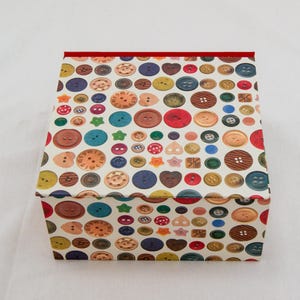 caja con tapa con bisagras; personalizable; BOTONES
