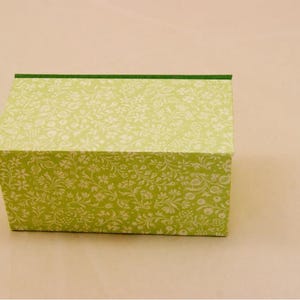 caja con tapa abatible; personalizable; FIONA GRÜN