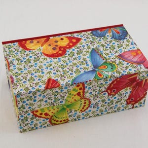 caja con tapa abatible; personalizable; MARIPOSAS EN EL PRADO