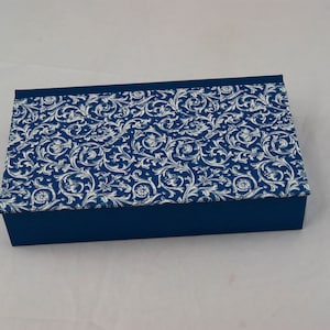 personalisierbare Aufbewahrungsbox mit Klappdeckel in vielen Größen WIRBEL BLAU