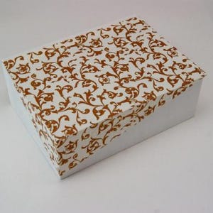 Decoratieve opbergdoos met deksel, in verschillende maten, personaliseerbaar FLO GOLD
