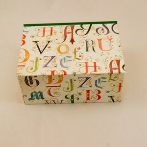 caja con tapa con bisagras; personalizable; abecedario