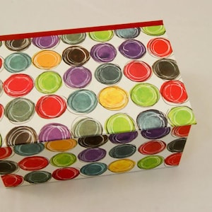 caja con tapa abatible; personalizable; AGUJAS