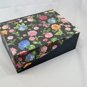 Decoratieve opbergdoos met deksel, in verschillende maten, personaliseerbaar ZWARTE BLOEMEN