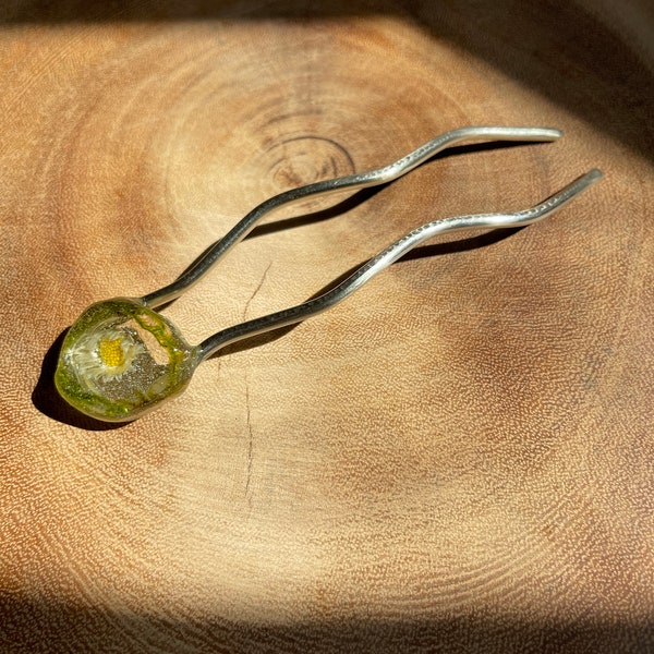 Metal fork hair fork 2-prong made of stainless steel with daisies and moss 12.5/9.4/3 cm 20.12 g