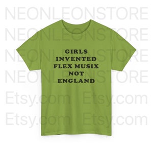 Può includere: Una maglietta verde con la scritta "Girls Invented Flex Musix Not England" stampata in nero.