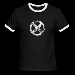 Op de afbeelding: Een zwart T-shirt met een witte ringernek en een witte, verweerde cirkel met een witte, verweerde X erin.