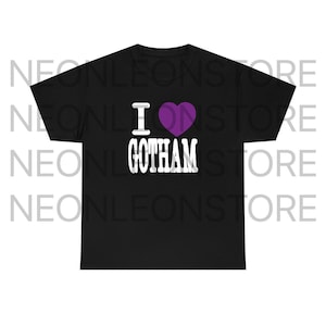 Peut inclure: T-shirt noir avec un graphisme blanc qui dit "I love Gotham" avec un c&oelig;ur violet.