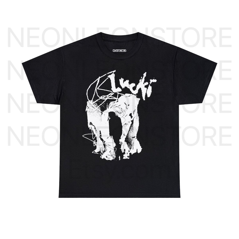 Puede incluir: Camiseta negra con un dise&ntilde;o gr&aacute;fico blanco. El dise&ntilde;o incluye la palabra "Lucki" en una fuente estilizada y una imagen abstracta. La camiseta tiene cuello redondo y mangas cortas. El nombre de la marca est&aacute; impreso en la nuca.