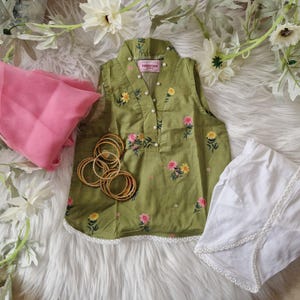 Green lawn top with tulip bottoms  newborn to 15 years