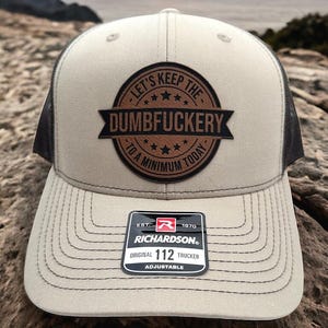 Chapeau en cuir avec écusson Dumbfuckery | Casquette trucker personnalisée drôle avec écusson | Cadeau pour lui Casquette de baseball unique | Chapeau à col bleu