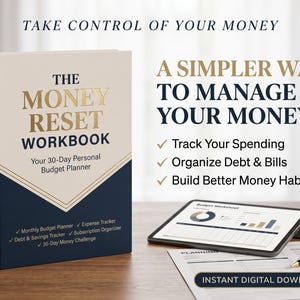 Puede incluir: Un libro de trabajo titulado The Money Reset Workbook con cubierta azul marino y crema, con texto sobre gestión de dinero. Junto a él, una tableta muestra una hoja de presupuesto y un bolígrafo descansa sobre un documento Instant Digital Download.