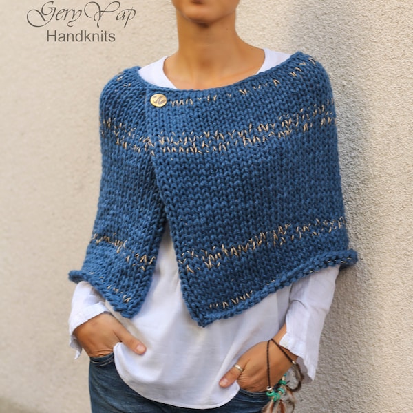 Poncho d'hiver pour femme haussement d'épaules en tricot à la main, cape bleu denim avec fils dorés, pull poncho en grosse maille fait main