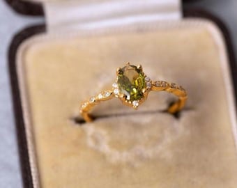Anillo de peridoto de oro de 14 quilates, gema ovalada, delicado diseño minimalista, joya de la piedra natal de agosto.