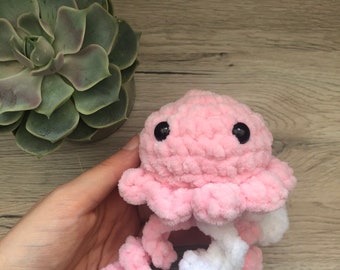 Kleine Amigurumi Qualle Stress Buddy