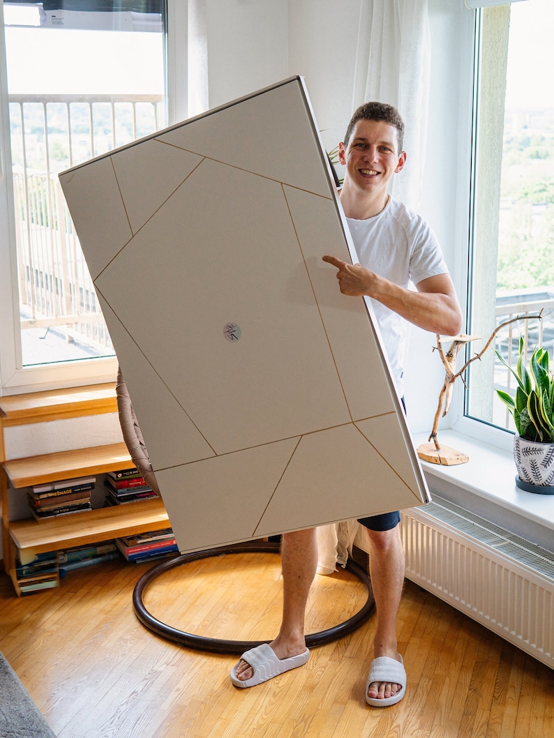 Author of the art with the art box in his hands