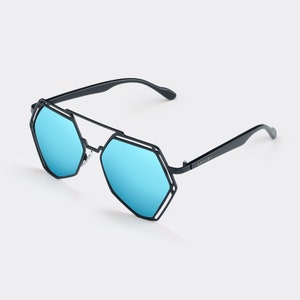 May include: Black sunglasses with a geometric frame and blue mirrored lenses. The sunglasses have a gold logo that says "Akyld" on the right arm.