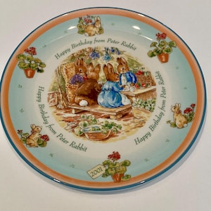 Antyczny talerz dekoracyjny Wedgwood z motywem urodzinowym "Piotruś Królik" z 2001 roku, wyprodukowany w Anglii przez Beatrix Potter