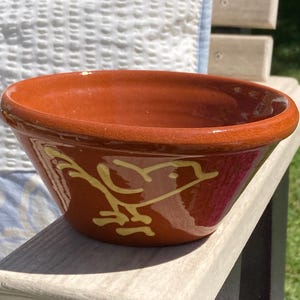 vintage Westmoore Pottery Bol plat profond en céramique Redware avec motif oiseau jaune, cadeau pour un ami en Caroline du Nord