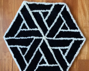 Tufted rug KUMIKO style in hexagon shape