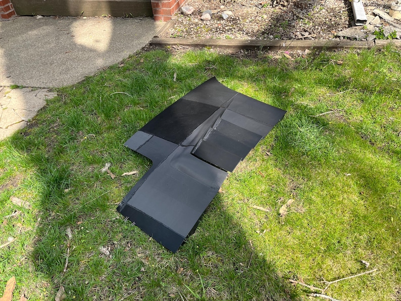 K&ouml;nnte beinhalten: Eine schwarze Autoteppichmatte mit verschiedenen Schwarzt&ouml;nen. Die Matte besteht aus einem weichen, pl&uuml;schigen Material und ist dazu bestimmt, den Boden eines Fahrzeugs zu sch&uuml;tzen.