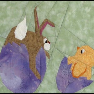 Peut inclure: Un lapin brun avec des oreilles roses est assis sur un œuf violet. Un poussin jaune est assis sur un œuf violet à côté du lapin. Les deux œufs sont entourés d'un fond vert.