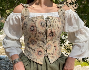 Corpetto a corsetto con arazzo floreale: costume per rievocazioni rinascimentali.