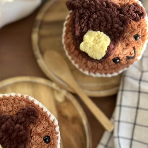 Gehäkelte Pfannkuchen Plushie - Spielzeug - Kinder - Süß - Dessert - Häkeln - Butter & Sirup - mit Liebe gemacht - Essen - Amigurumi - Ahorn - freundlich