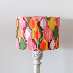 Pantalla de lámpara Ikat artesanal: moderna pantalla geométrica de algodón