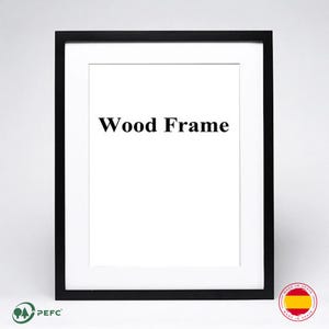 Könnte beinhalten: Ein schwarzer Holzrahmen mit weißem Passepartout. Der Text "Wood Frame" ist mittig auf dem weißen Bereich platziert. Der Rahmen hat ein PEFC-Logo und einen "Made in Spain" Aufkleber.
