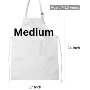 Pu&ograve; includere: Grembiule bianco con una tasca e la parola "Medium" stampata su di esso. Il grembiule &egrave; lungo 61 cm e largo 43 cm. Et&agrave;: 7-13 anni.