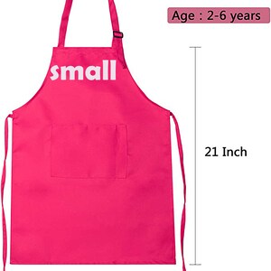 Pu&ograve; includere: Grembiule rosa per bambini con la parola "small" stampata in bianco. Il grembiule ha spalline regolabili al collo e lacci, e una sola tasca. Il grembiule misura 53,3 cm di lunghezza e 43,2 cm di larghezza.