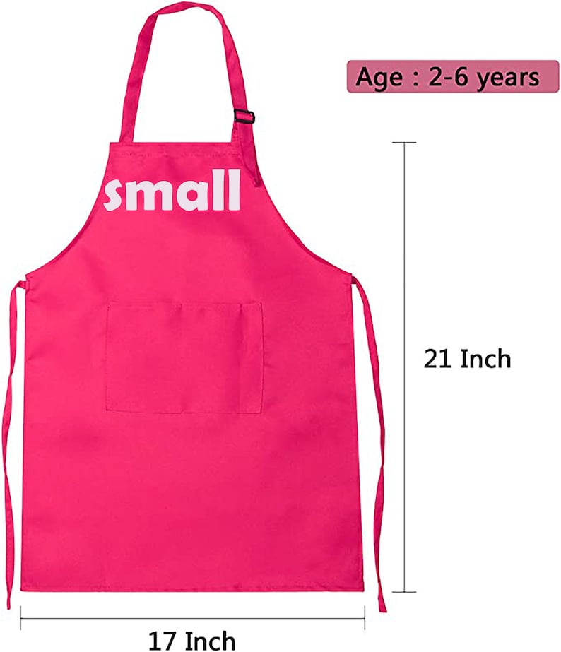 Pu&ograve; includere: Grembiule rosa per bambini con la parola "small" stampata in bianco. Il grembiule ha spalline regolabili al collo e lacci, e una sola tasca. Il grembiule misura 53,3 cm di lunghezza e 43,2 cm di larghezza.