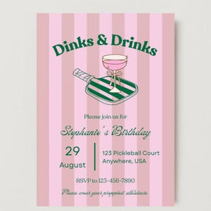 Peut inclure: Invitation &agrave; rayures roses et vertes avec un verre &agrave; cocktail sur une pagaie. Le texte indique "Dinks & Drinks", "Veuillez vous joindre &agrave; nous pour l'anniversaire de St&eacute;phanie", "29 ao&ucirc;t", "123 Pickleball Court", "Anywhere, USA", "RSVP au 123-456-7890", et "Veuillez porter vos v&ecirc;tements les plus chics".