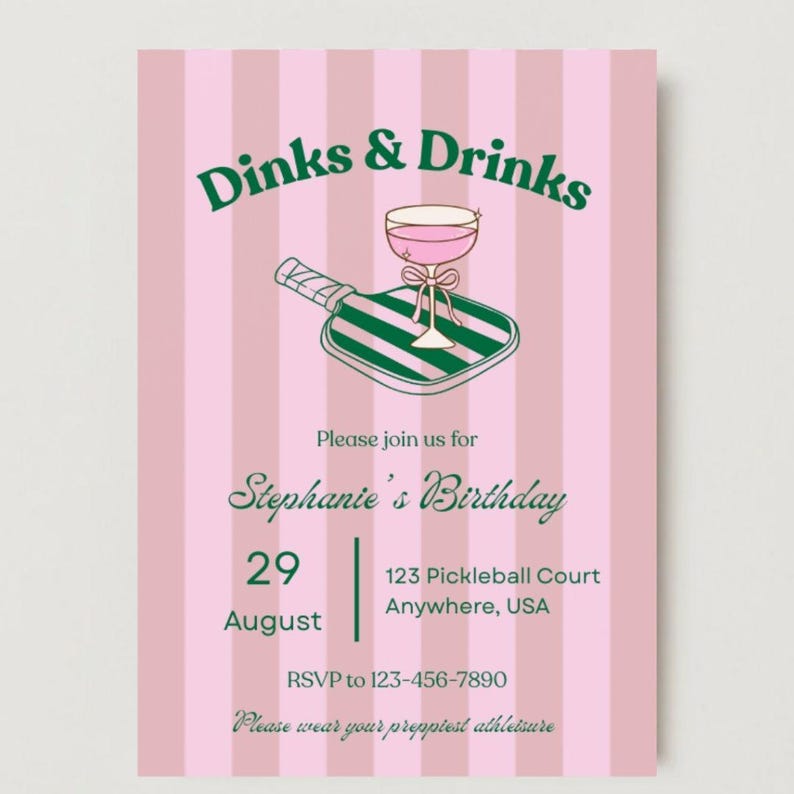 Peut inclure: Invitation &agrave; rayures roses et vertes avec un verre &agrave; cocktail sur une pagaie. Le texte indique "Dinks & Drinks", "Veuillez vous joindre &agrave; nous pour l'anniversaire de St&eacute;phanie", "29 ao&ucirc;t", "123 Pickleball Court", "Anywhere, USA", "RSVP au 123-456-7890", et "Veuillez porter vos v&ecirc;tements les plus chics".