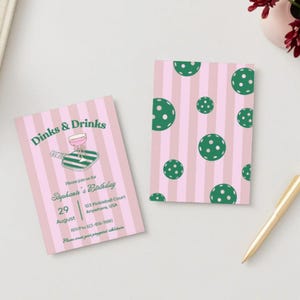 Peut inclure: Une invitation rose et verte avec du texte blanc. L'invitation indique "Dinks & Drinks" et "Veuillez vous joindre &agrave; nous pour l'anniversaire de Stephante". La date est le 29 ao&ucirc;t. L'invitation comprend &eacute;galement une adresse et des informations de RSVP.