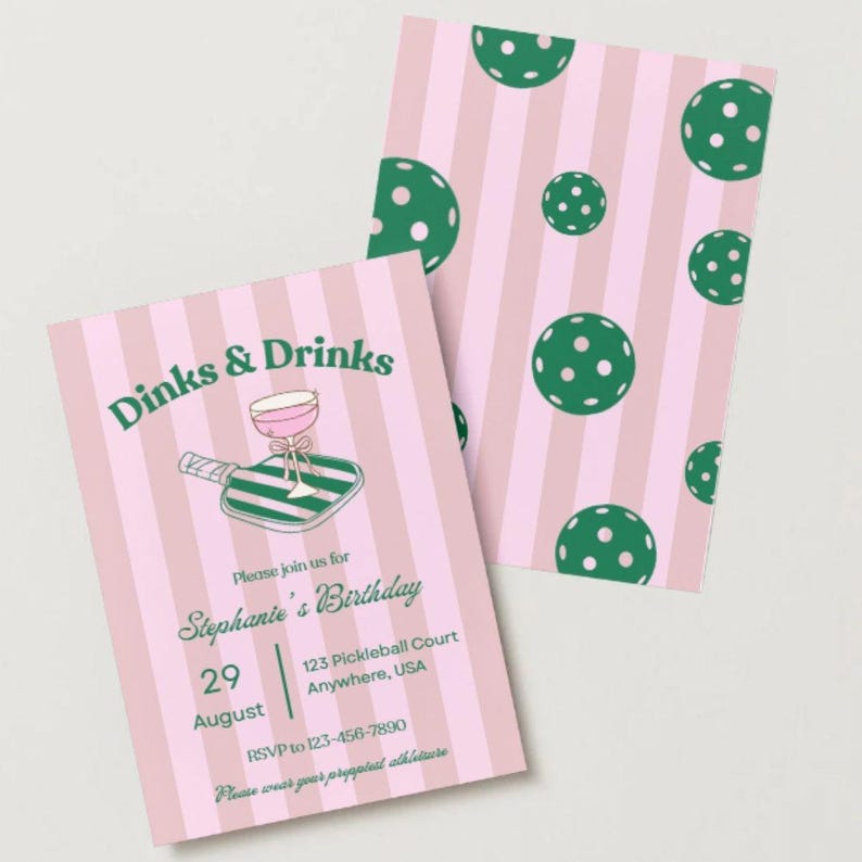 Peut inclure: Une invitation rose et verte avec un fond ray&eacute;. L'invitation indique "Dinks & Drinks" et pr&eacute;sente une image de dessin anim&eacute; d'une raquette de pickleball avec un verre &agrave; cocktail rose sur le dessus. Le texte indique "Veuillez vous joindre &agrave; nous pour l'anniversaire de St&eacute;phanie, le 29 ao&ucirc;t, 123 Pickleball Court, Anywhere, USA, RSVP au 123-456-7890, Veuillez porter vos v&ecirc;tements de sport les plus chics."