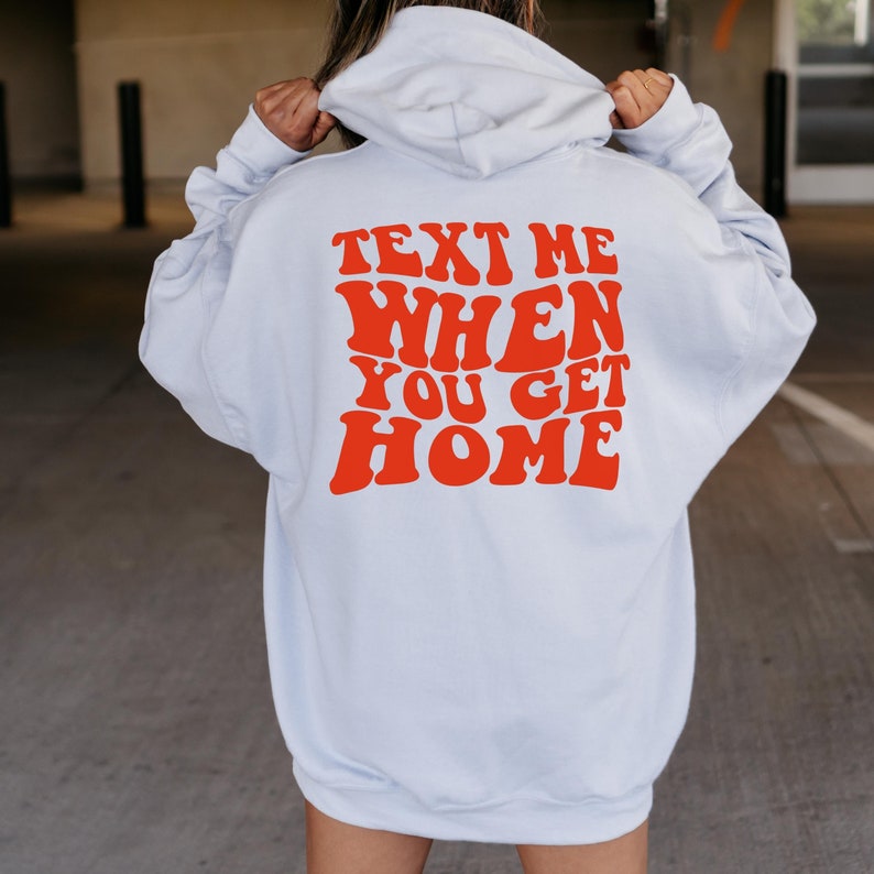 K&ouml;nnte beinhalten: Wei&szlig;er Hoodie mit einem roten Aufdruck, der in einer Retro-Schrift "Text Me When You Get Home" sagt.