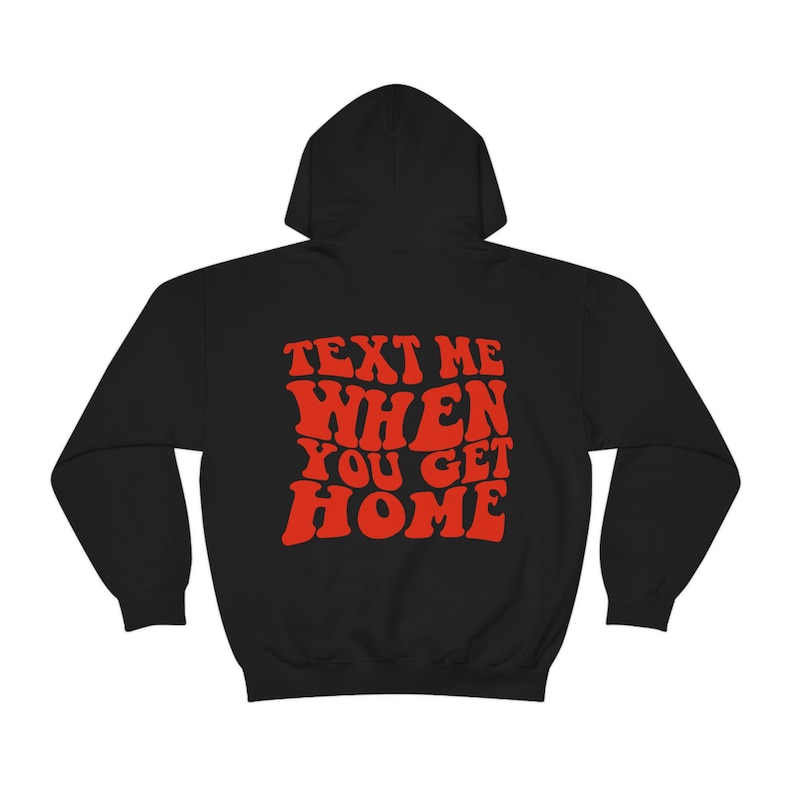 K&ouml;nnte beinhalten: Schwarzer Kapuzenpullover mit rotem Text, der "Text Me When You Get Home" in einer Retro-Schriftart lautet.