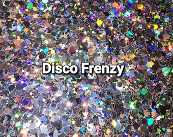 Könnte beinhalten: Nahaufnahme von schimmerndem Glitter in verschiedenen Größen und Formen. Der Glitter ist eine Mischung aus Silber, Gold und Regenbogenfarben. Der Text "Disco Frenzy" ist in Weiß auf den Glitter gedruckt.