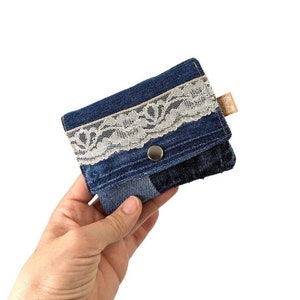 Mini portefeuille durable fabriqué à partir de jeans recyclés avec une délicate dentelle vintage blanche - petit, pratique et adorable